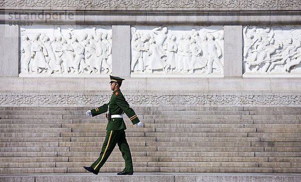 Mann  Quadrat  Quadrate  quadratisch  quadratisches  quadratischer  Peking  Hauptstadt  China  Militär  Polizist