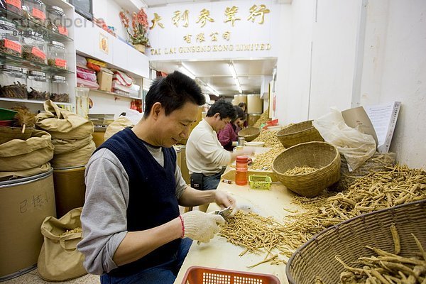 Mann  Vorbereitung  rot  Wurzel  Laden  südkoreanisch  verkaufen  China  Ginseng