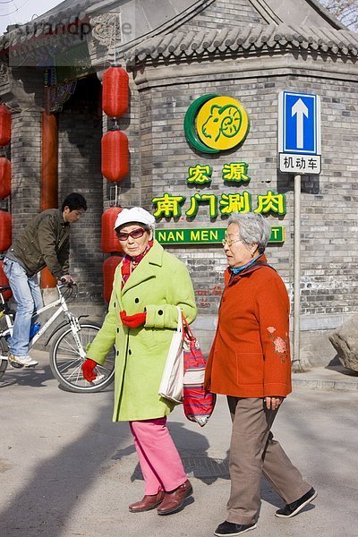 Frau  gehen  Senior  Senioren  Bürgersteig  Peking  Hauptstadt  vorwärts  Zimmer  China