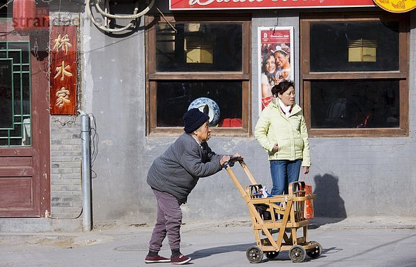 Frau schieben Senior Senioren Bürgersteig Peking Hauptstadt vorwärts Zimmer China