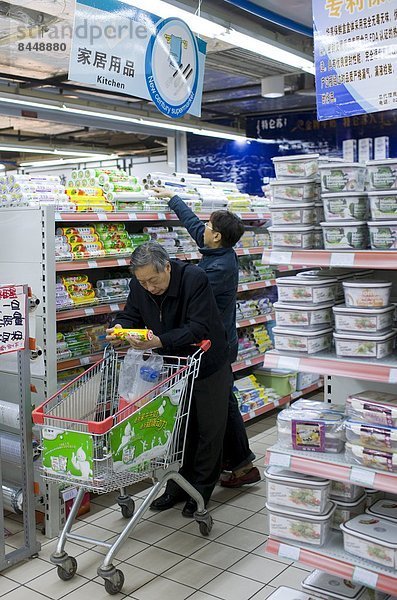 Detail  Details  Ausschnitt  Ausschnitte  Mann  kaufen  Produktion  Einkaufswagen  China  Chongqing  vorlesen  Supermarkt