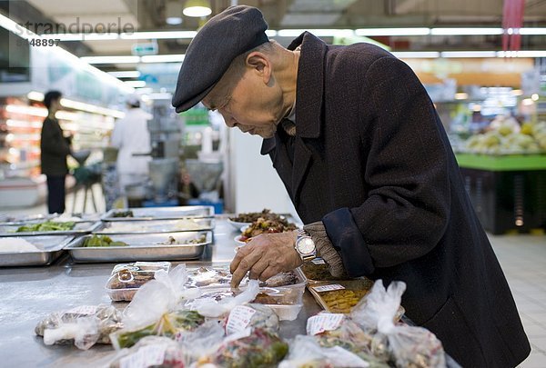 Mann  Lebensmittel  Verpackung  auswählen  China  Chongqing  Supermarkt  umwickelt