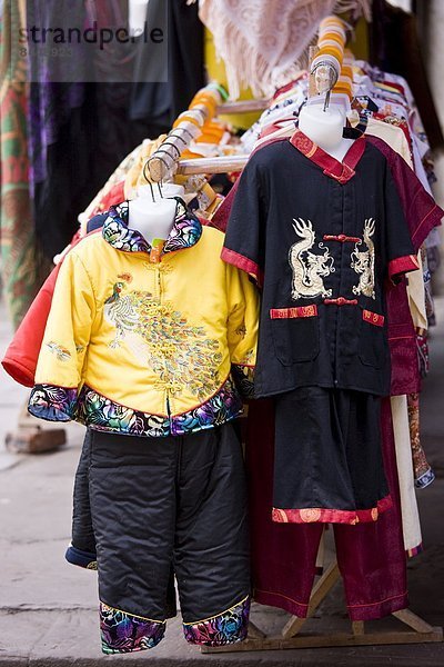 nahe  Felsbrocken  Kleidung  chinesisch  schnitzen  Souvenir  verkaufen  China  Seide