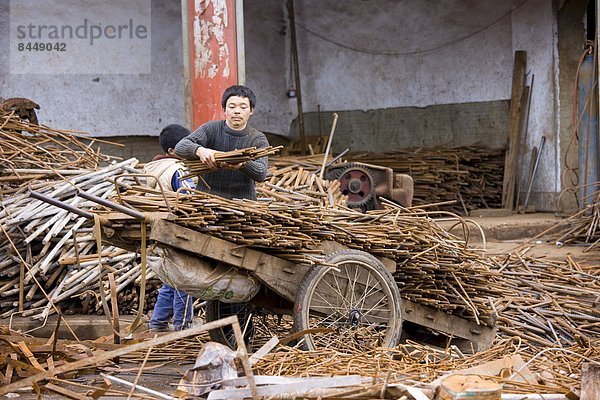 Mann  Junge - Person  arbeiten  Recycling  China  Chongqing  Metall  Stahl