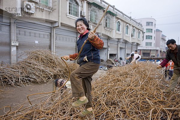 Frau  arbeiten  Recycling  China  Chongqing  Metall  Stahl