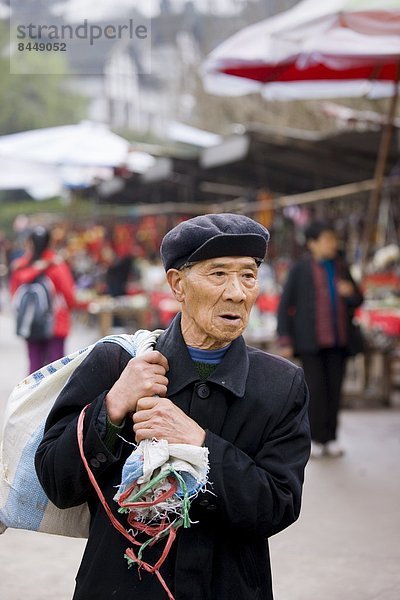 Mann  tragen  Tasche  Senior  Senioren  chinesisch  China  Chongqing