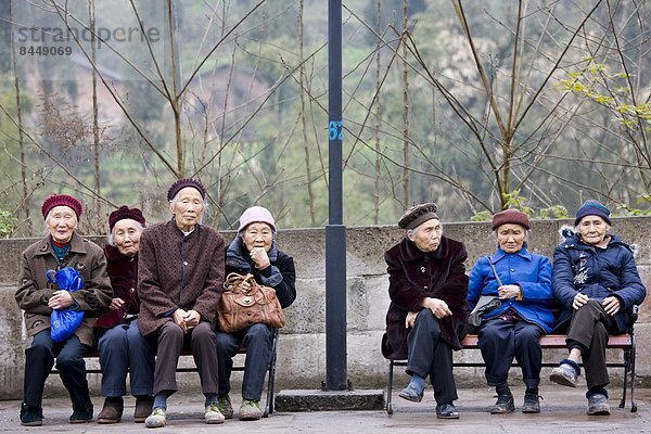 sitzend  Zusammenhalt  Frau  Senior  Senioren  chinesisch  Sitzbank  Bank  China  Chongqing