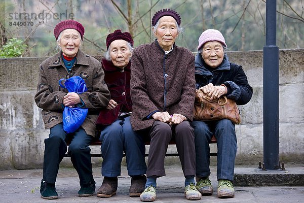 sitzend  Zusammenhalt  Frau  Senior  Senioren  chinesisch  Sitzbank  Bank  China  Chongqing