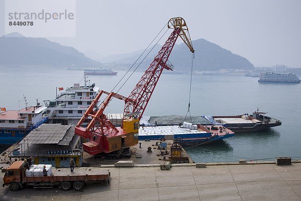 Kranich  beladen  heben  Dock  Schiff  Ladung  China  Turmkran