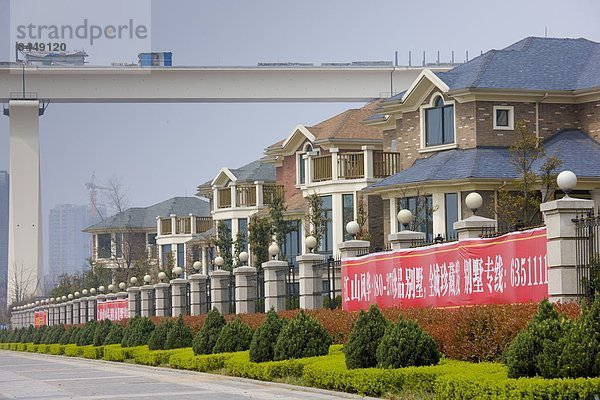 Gebäude Entwicklung Brücke Fluss frontal Zug bauen China modern