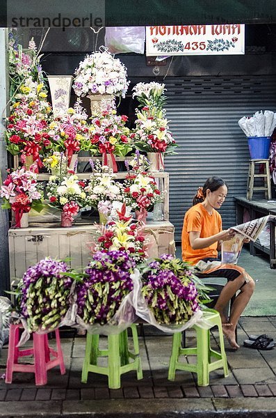 Bangkok  Hauptstadt  lesen  Blume  Morgen  Verkäufer  Südostasien  Asien  Zeitung  Thailand