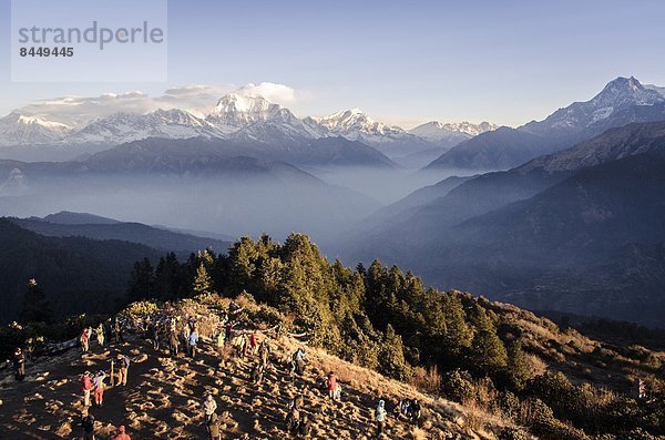 geselliges Beisammensein  über  Hügel  Sonnenaufgang  Tourist  Himalaya  Annapurna  Asien  Nepal  Schiffswache