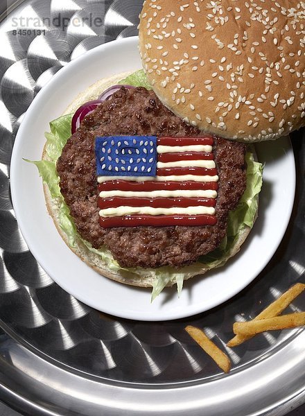 Hamburger mit Stars and Stripes aus Ketchup und Mayonnaise