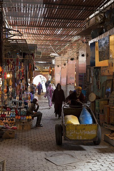 Nordafrika  Mensch  Menschen  Tradition  gehen  Marrakesch  Afrika  Kleid  Marokko