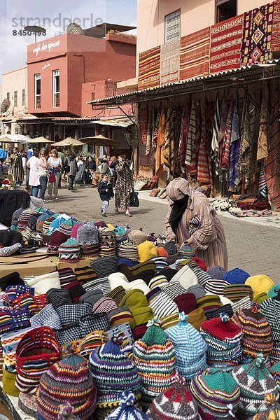 Nordafrika  Tradition  Hut  bunt  Quadrat  Quadrate  quadratisch  quadratisches  quadratischer  verkaufen  Wolle  Marrakesch  Afrika  Marokko  alt