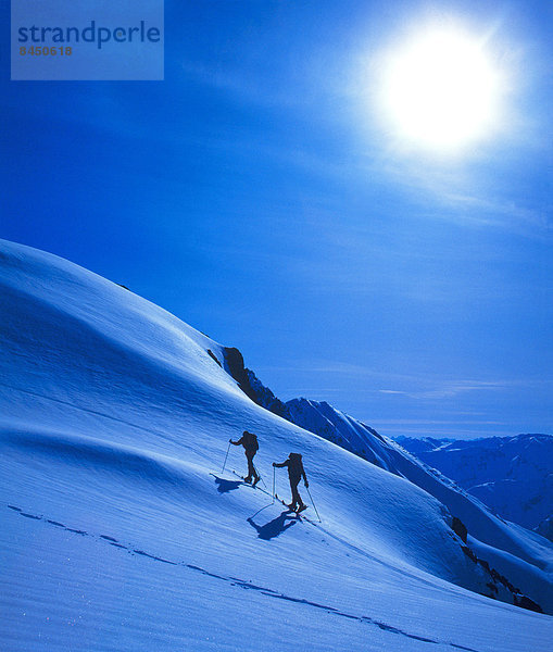 Zwei Skitourengeher am Arlberg  Tirol  Österreich