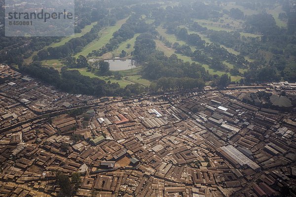 Ostafrika Nairobi Hauptstadt Ansicht Ghetto Wohnsiedlung Luftbild Fernsehantenne Afrika Kenia