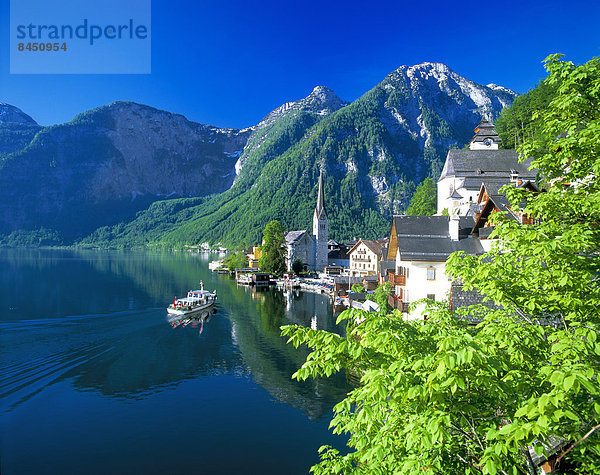 Hallstatt mit Ausflugsschiff am See  Österreich