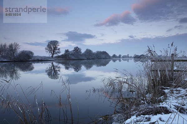 Europa  Winter  Morgen  Ruhe  Großbritannien  Fluss  Norfolk  England  Spiegel