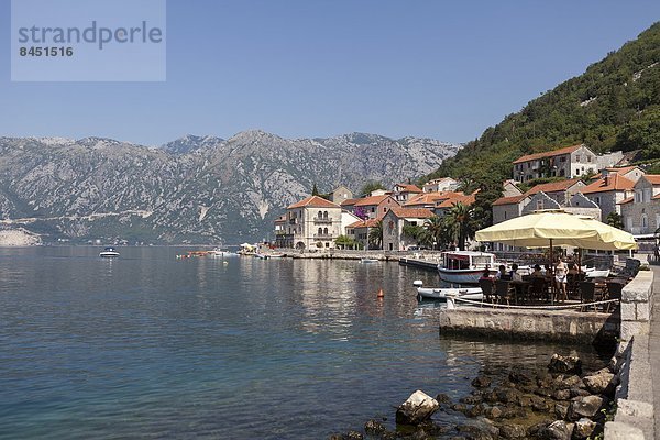 Hafen  Europa  Tourist  trinken  essen  essend  isst  Bevölkerungsgruppe  Bucht von Kotor  Montenegro