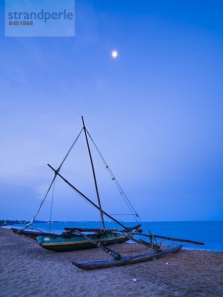 Tradition Strand Nacht unterhalb Boot Mond angeln Asien Sri Lanka