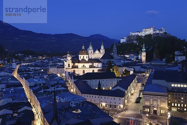 hoch  oben  Europa  Stadt  Festung  Kirche  Kathedrale  Ansicht  Flachwinkelansicht  UNESCO-Welterbe  Winkel  Österreich  Abenddämmerung  alt  Salzburg  Salzburger Land