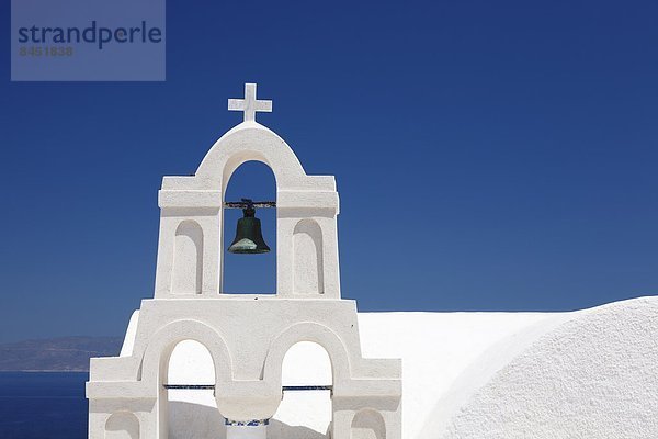 Europa weiß Kirche Santorin Ägäisches Meer Ägäis Glocke Kykladen Griechenland Griechische Inseln Oia Ia