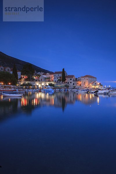 hoch  oben  beleuchtet  Hafen  Europa  Kroatien  Abenddämmerung