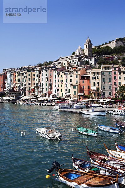 Europa  Gebäude  bunt  Jachthafen  streichen  streicht  streichend  anstreichen  anstreichend  UNESCO-Welterbe  Cinque Terre  Italien  Ligurien  Porto