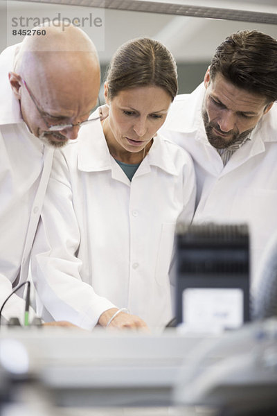 Team von Ingenieuren in der Fertigungsindustrie