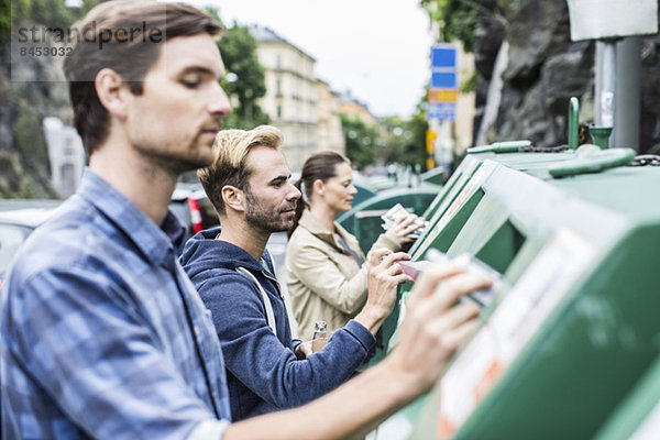 Freunde  die Wertstoffe in Wertstofftonnen geben