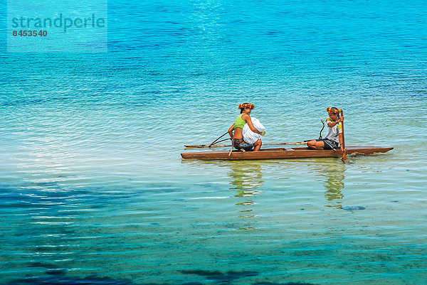 Zwei Frauen in einem Boot auf dem Meer  Moorea  Tahiti