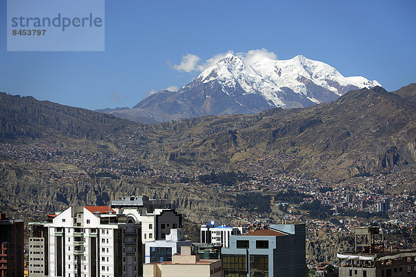 Gletscher Illimani  6.439 Meter  vorne die Hochhäuser von La Paz  Departamento La Paz  Bolivien