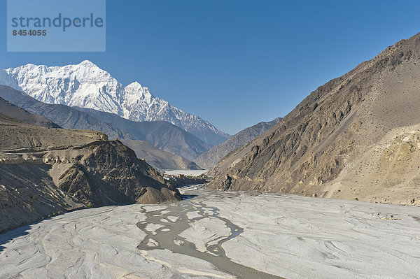 Schneebedeckter Berg Nilgiri-Nord  7061 m  vorne der Fluss Kali Gandaki in seiner Schlucht  Oberes Mustang  Lo  Nepal