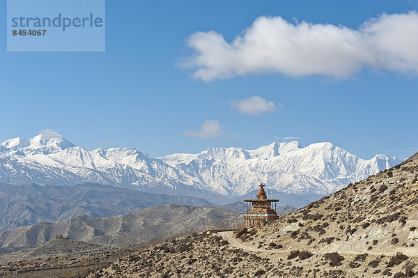 Weite Landschaft mit Stupa  hinten die schneebedeckte Annapurne-Kette  bei Geling  Oberes Mustang  Lo  Nepal