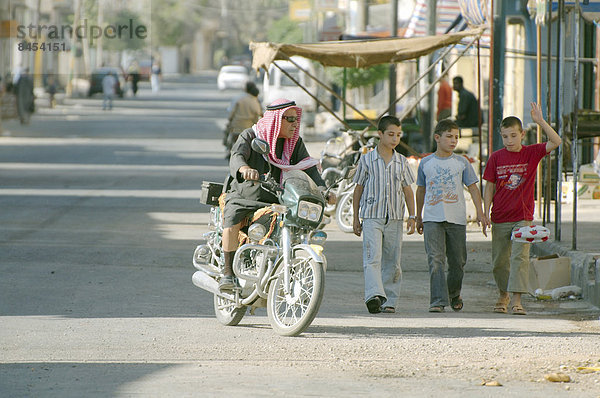 Motorradfahrer fährt auf einer Straße  Palmyra  Syrien