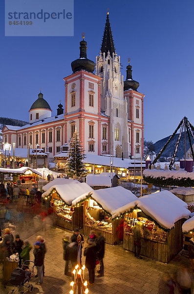 Weihnachtsmarkt vor der Basilika von Mariazell zur blauen Stunde  Hauptplatz  Mariazell  Obersteiermark  Steiermark  Österreich