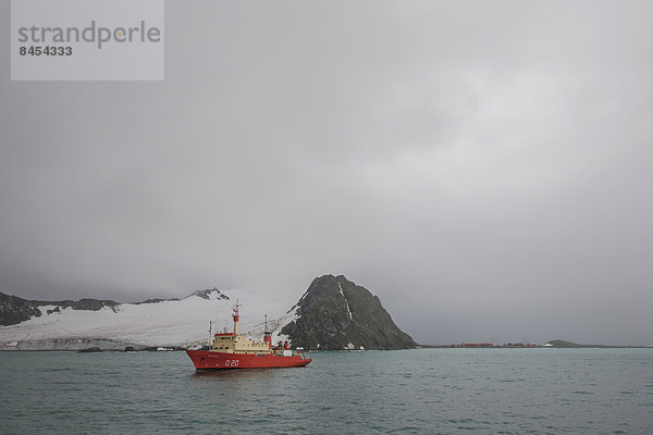 Versorgungsschiff vor der argentinischen Forschungsstation Orcadas-Station  Laurie Island  Südorkneyinseln  Antarktis