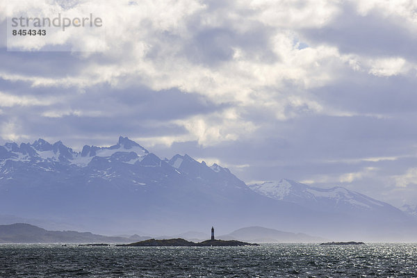 Eine Insel mit Leuchtturm vor den Ausläufern der Anden bei Ushuaia  Provincia de Tierra del Fuego  Argentinien
