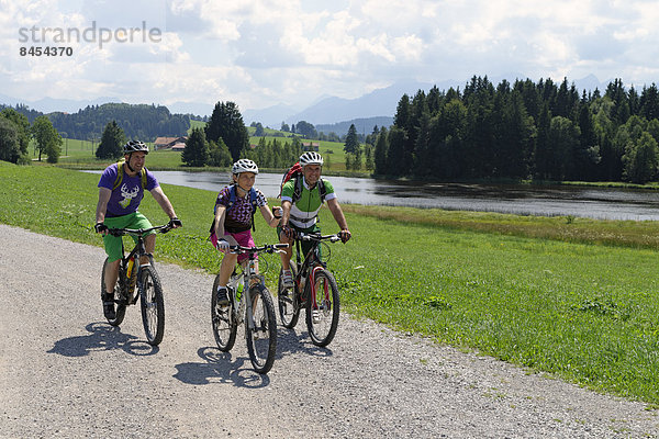 Fahrradfahrer auf Fahrradtour am Luimooser Weiher  bei Seeg  Ostallgäu  Schwaben  Bayern  Deutschland