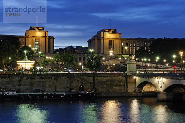 Dämmerung über der Seine  an der Pont d?Iéna mit Palais de Chaillot  Paris  Île-de-France  Frankreich