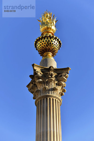 Korinthische Säule im Paternoster Square  London  Region London  England  Großbritannien
