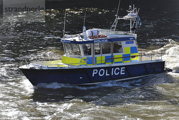 Polizeiboot unterwegs auf der Themse  London  Region London  England  Großbritannien