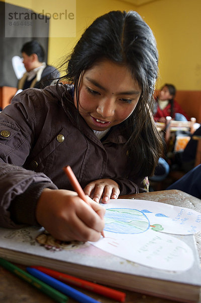 Schülerin malt ein Bild zum Thema Umweltschutz  El Alto  Departamento La Paz  Bolivien
