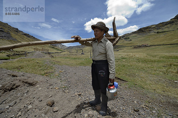 Bauer mit Holzpflug und Teekanne auf dem Weg zur Feldarbeit  Quispillaccta  Ayacucho  Peru