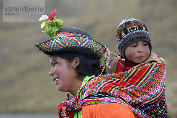 Junge Frau mit Kind im Tragetuch  Union Potrero  Quispillacta  Ayacucho  Peru