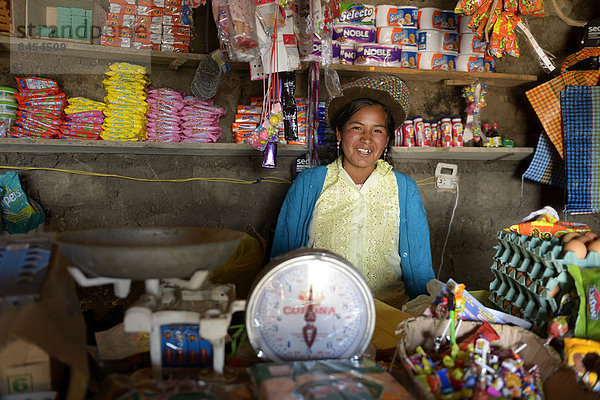 Verkäuferin in einem Lebensmittelladen  Union Potrero  Quispillacta  Ayacucho  Peru