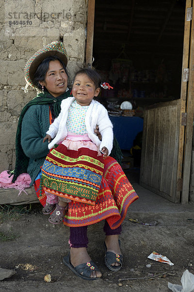 Junge Frau mit Mädchen in traditioneller Tracht  Union Potrero  Quispillacta  Ayacucho  Peru