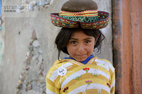Mädchen mit traditionellem Hut  Union Potrero  Quispillacta  Ayacucho  Peru