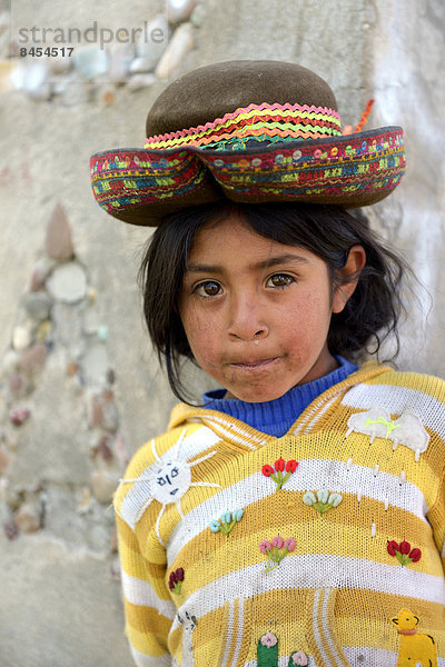 Mädchen mit traditionellem Hut  Union Potrero  Quispillacta  Ayacucho  Peru